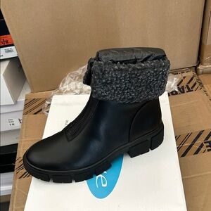 Elegant Black Winter Boots with Gray Fur Trim